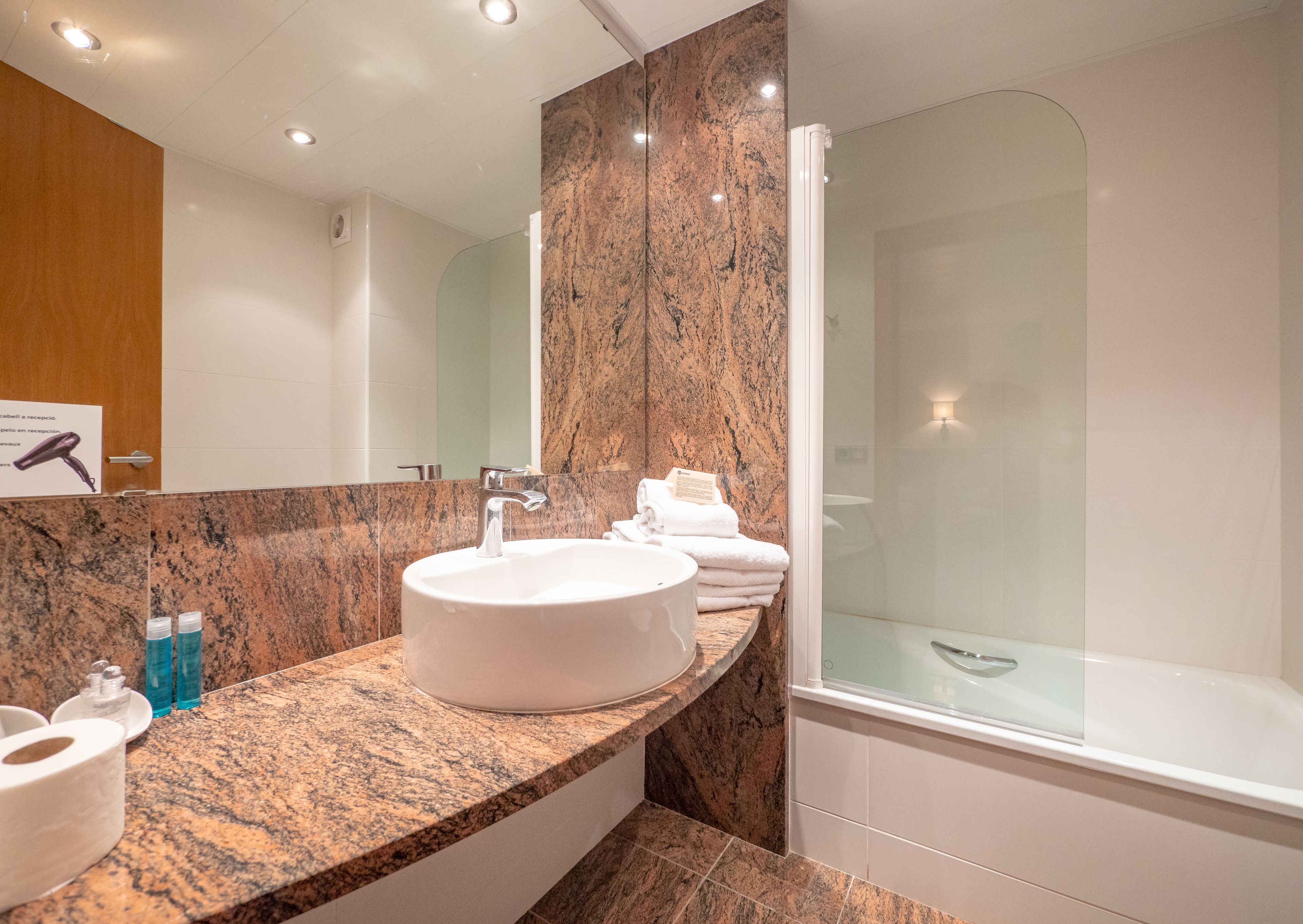 Ensemble douche/baignoire, sèche-cheveux, serviettes fournies