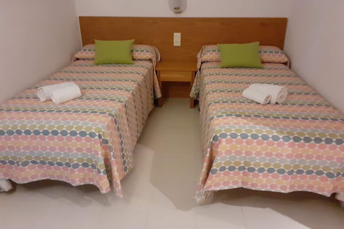 1 camera, ferro/asse da stiro, culle/letti per bambini (a pagamento)
