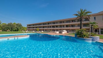 สระว่ายน้ำกลางแจ้ง