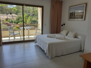 Economy Studio | 1 bedroom, iron/ironing board, cribs/infant beds, free WiFi