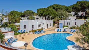 2 piscinas al aire libre, sombrillas, sillones reclinables de piscina