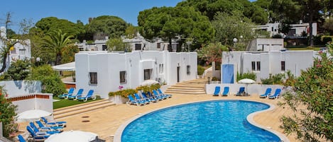 2 piscines extérieures, parasols de plage, chaises longues