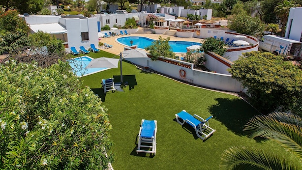 A resort with multiple swimming pools, sun loungers, and a well-maintained lawn. - Prado do Golf (Loulé)