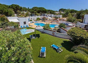 A resort with multiple swimming pools, sun loungers, and a well-maintained lawn. - Prado do Golf (Loulé)