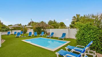 2 piscinas al aire libre, sombrillas, sillones reclinables de piscina