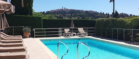 Udendørs pool, parasoller, liggestole