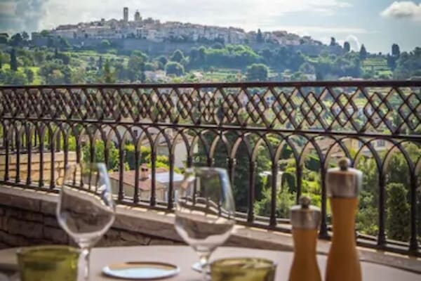 Serveert lunch en diner, moderne Europese gerechten