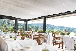 Lunch and dinner served, Modern European cuisine - Hôtel Alain Llorca (La Colle-sur-Loup)
