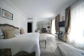 Premium Suite | 1 bedroom, minibar, in-room safe, desk