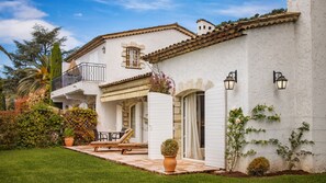 Premium Suite | Minibar, in-room safe, desk, soundproofing - Hôtel Alain Llorca (La Colle-sur-Loup)