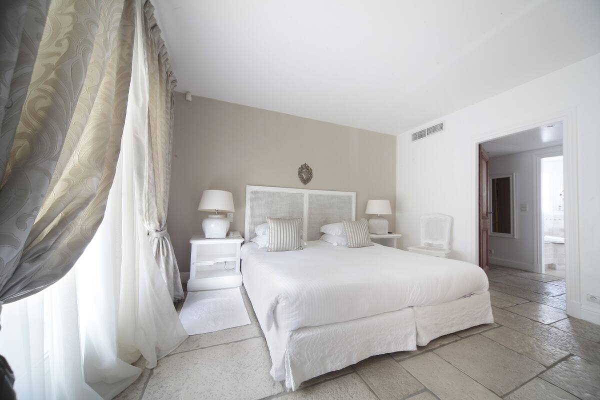 Junior Suite, Patio | Minibar, in-room safe, desk, soundproofing