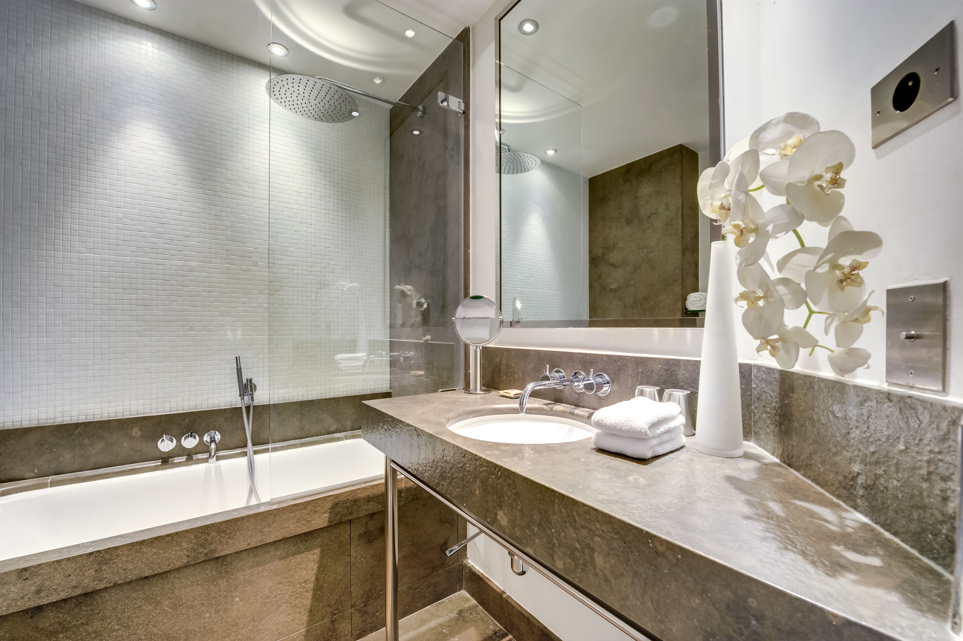 deluxe double room | bathroom | combined shower/bathtub, free toiletries, hair dryer, bathrobes
