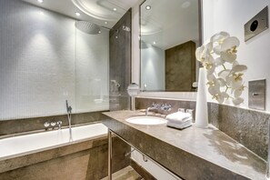Deluxe Double Room | Bathroom | Combined shower/tub, free toiletries, hair dryer, bathrobes - Hotel Le A (Paris)