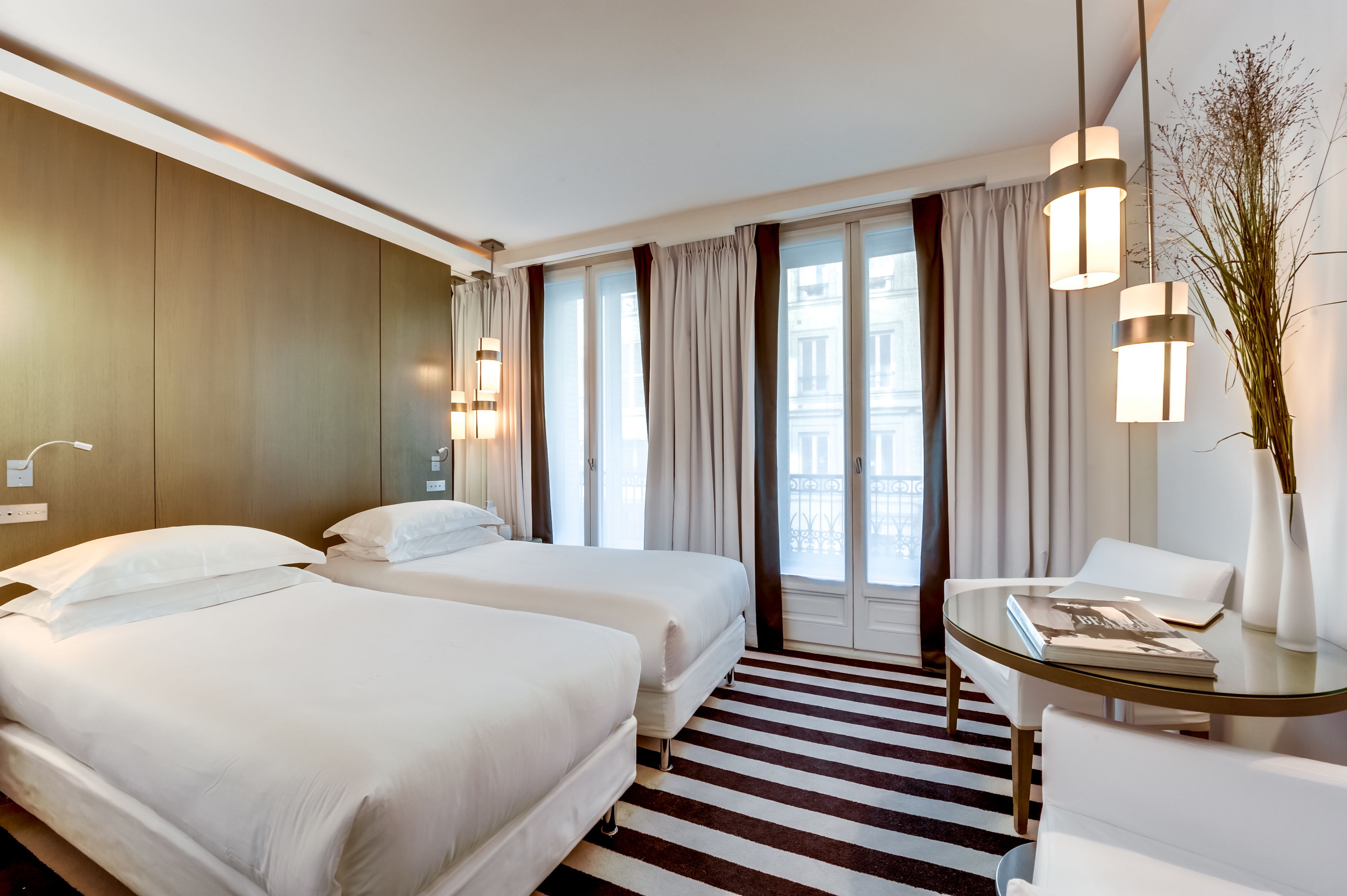 deluxe twin room | minibar, in-room safe, desk, soundproofing