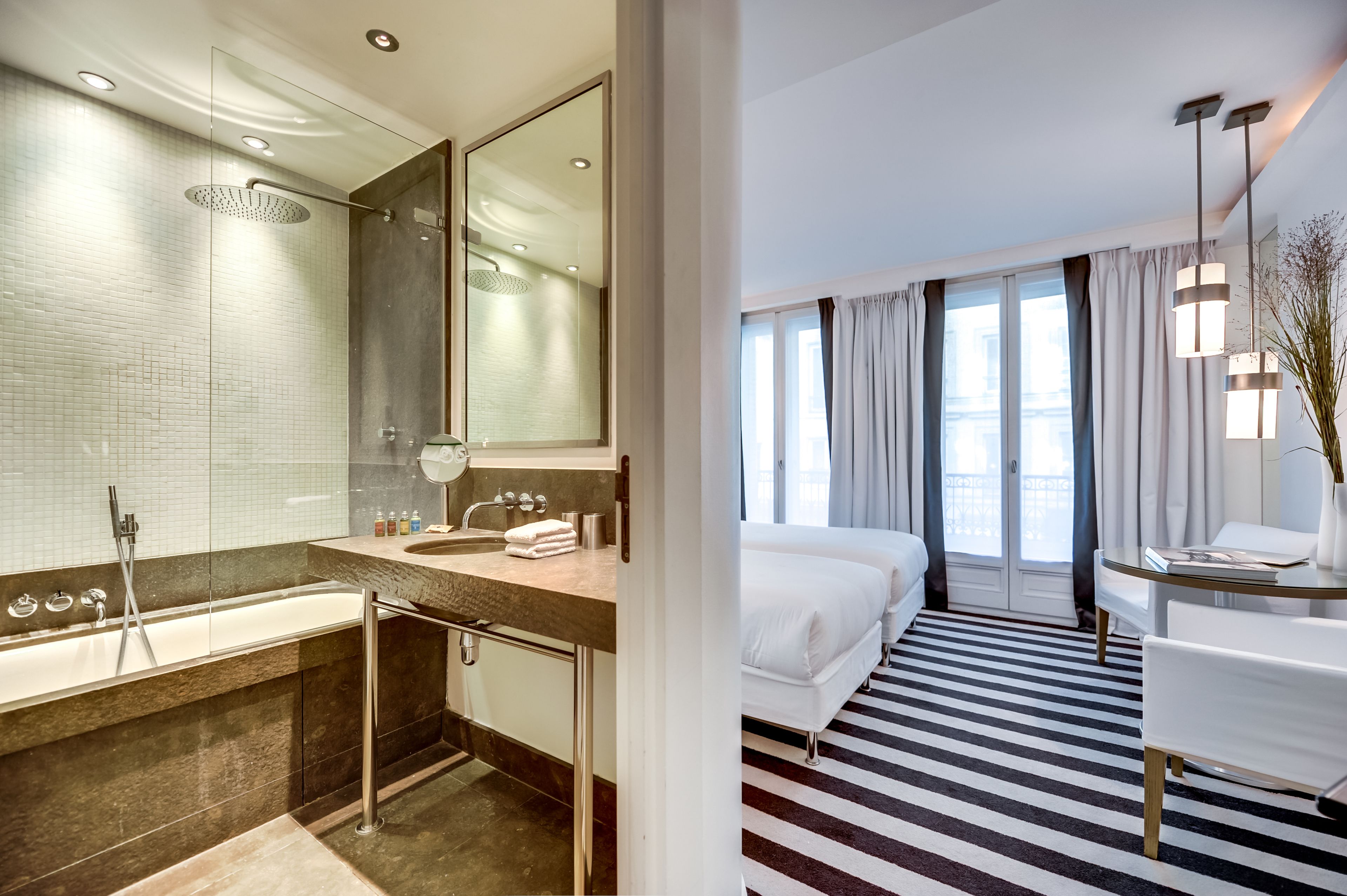 deluxe twin room | minibar, in-room safe, desk, soundproofing