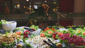 Un bufé con ensaladas, frutas y verduras variadas.