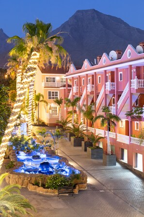 Front of property – evening/night - Hotel El Duque (Adeje)