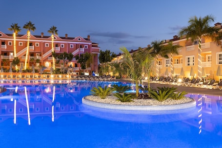 2 Außenpools, Sonnenschirme, Liegestühle. Hotel El Duque