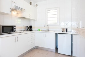 Cafeteira/chaleira, geladeira, micro-ondas, cooktop