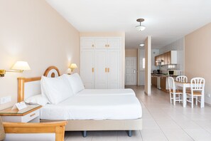 Cofres nos quartos, ferros/tábuas de passar roupa, roupa de cama