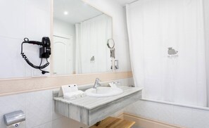 Estúdio | Banheiro | Secador de cabelo, toalhas de banho, papel higiênico 