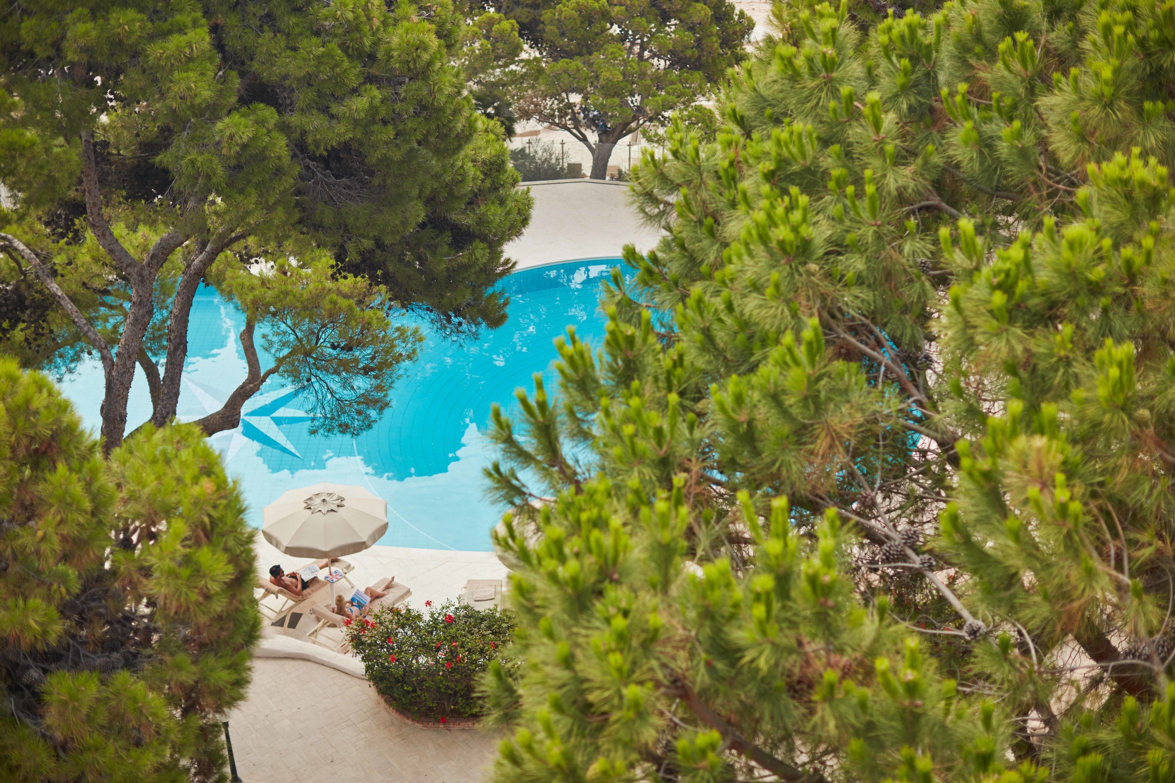 2 buitenzwembaden, parasols bij het zwembad en ligstoelen