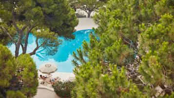 2 piscine all'aperto, ombrelloni da piscina, lettini