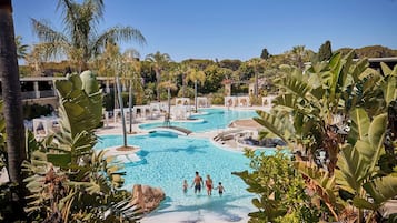 2 piscines extérieures, parasols de plage, chaises longues