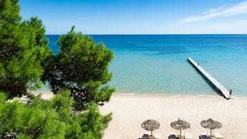 Playa privada, camastros, sombrillas y toallas de playa