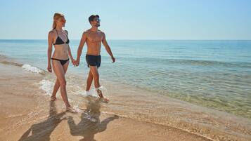 Privatstrand, Liegestühle, Sonnenschirme, Strandtücher