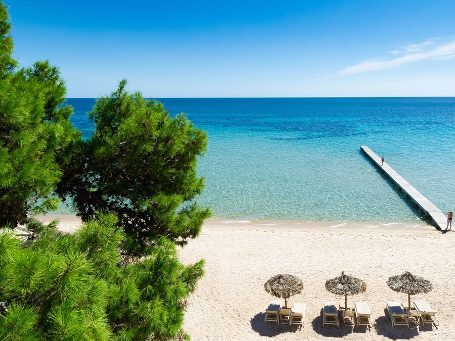 Bãi biển riêng, ghế dài tắm nắng, dù trên bãi biển, khăn tắm biển