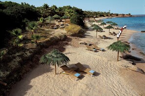 Privatstrand, Liegestühle, Sonnenschirme, Strandtücher