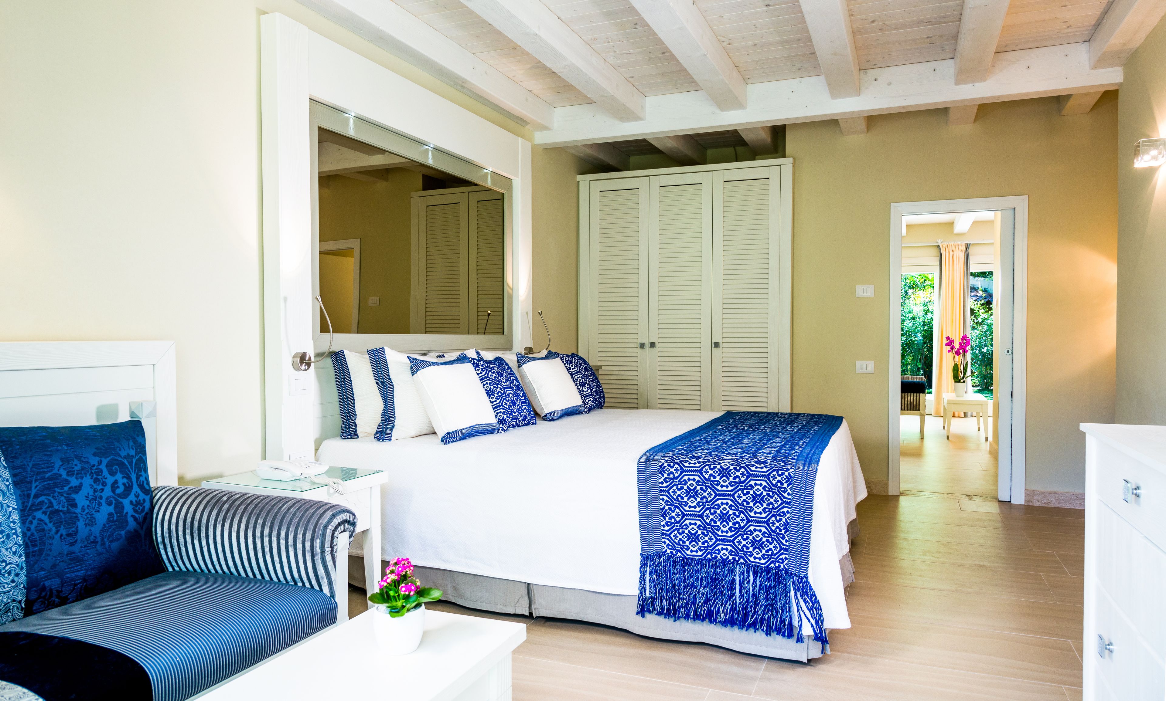 2 bedrooms, premium bedding, minibar, in-room safe