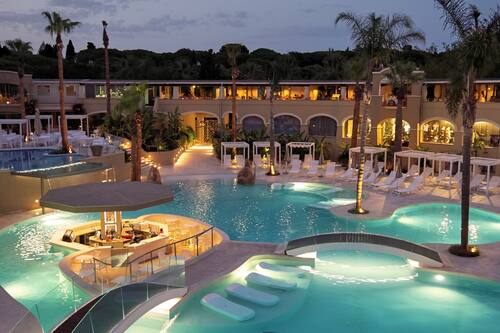 6 outdoor pools, pool umbrellas, sun loungers