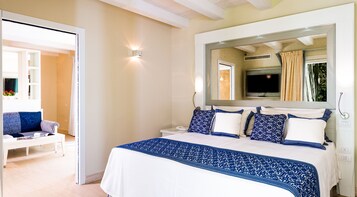 Un dormitorio con una cama grande, una mesita de noche, un espejo y una ventana con cortinas.