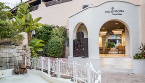 20 restaurants, breakfast, dinner served; Italian cuisine