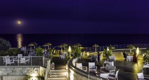 20 restaurants, breakfast, dinner served; Italian cuisine