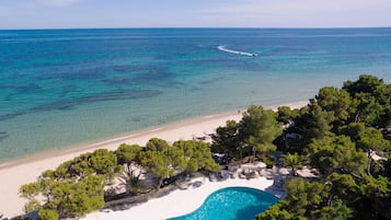 Privatstrand, weißer Sandstrand, Liegestühle, Sonnenschirme