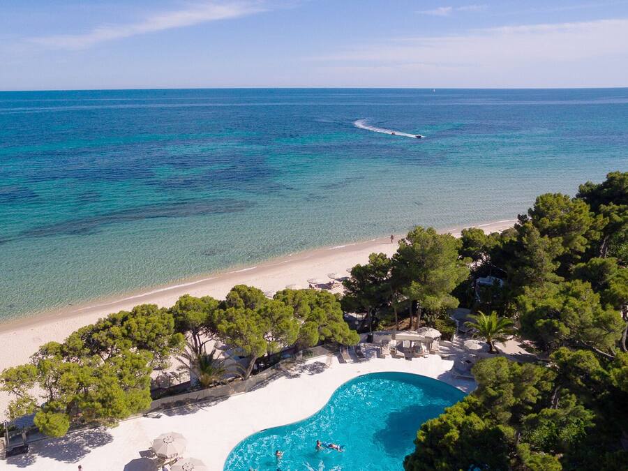 Bãi biển riêng, cát trắng, ghế dài tắm nắng, dù trên bãi biển