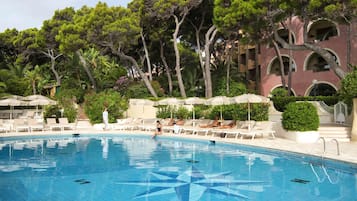 9 piscinas al aire libre, sombrillas, sillones reclinables de piscina