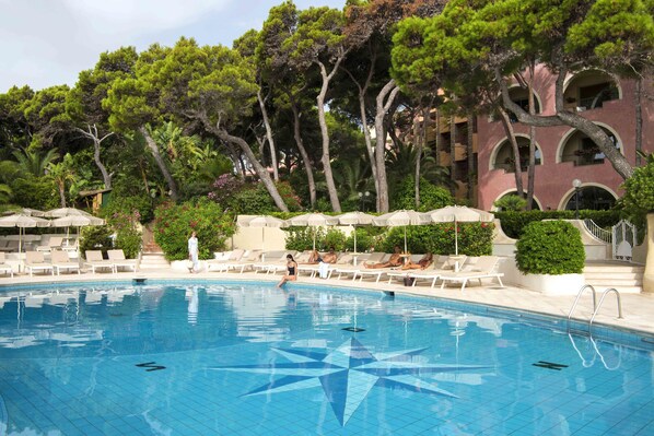 9 piscines extérieures, parasols de plage, chaises longues