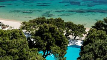 9 outdoor pools, pool umbrellas, sun loungers