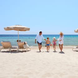 Aan een privéstrand, wit zand, ligstoelen, parasols