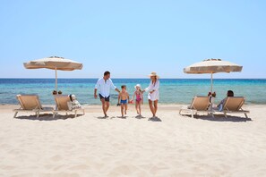 Spiaggia privata, sabbia bianca, lettini da mare, ombrelloni