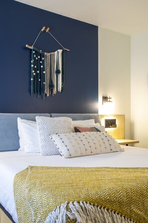 Desk, laptop workspace, iron/ironing board, free WiFi - The Monterey Motel (Albuquerque)