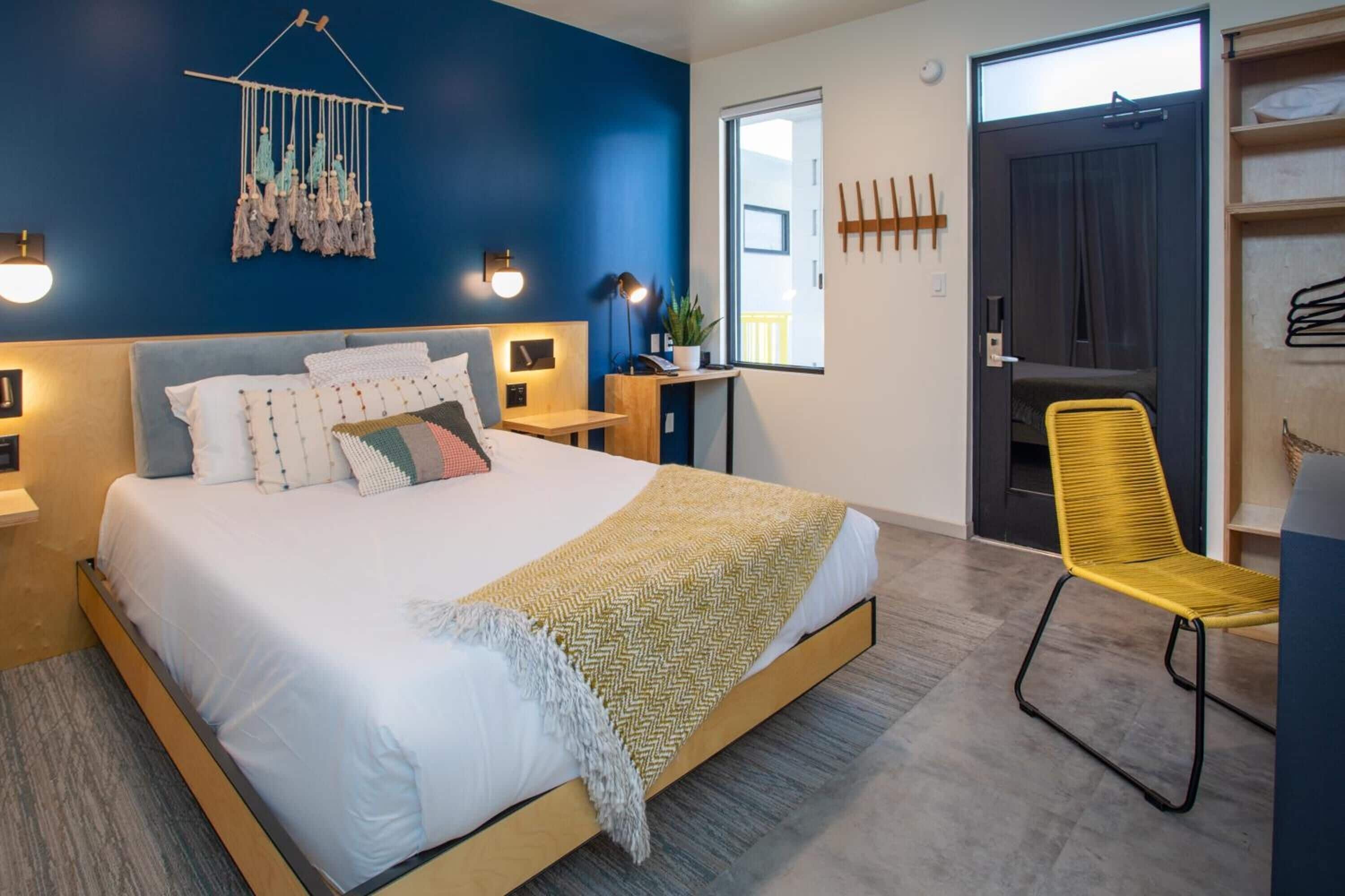 Escritorio y espacio para trabajar con laptop 