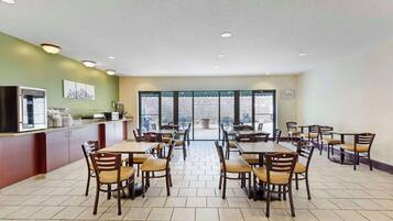 Ilmainen päivittäinen mannermainen aamiainen