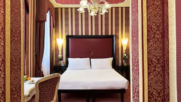 Quarto casal superior, vista para o canal | Cofres nos quartos, escrivaninha, quartos à prova de som