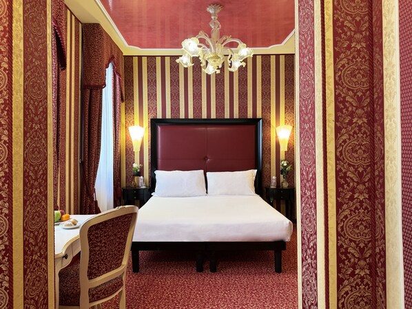 Habitación doble superior, vista al canal | Caja de seguridad en la habitación, escritorio y insonorización 