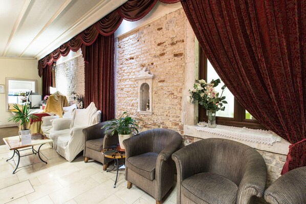 Lobby sitting area - Hotel Alcyone (Venice)